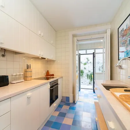 Apartment Pretty Penthouse On A Quiet St Close To Everything